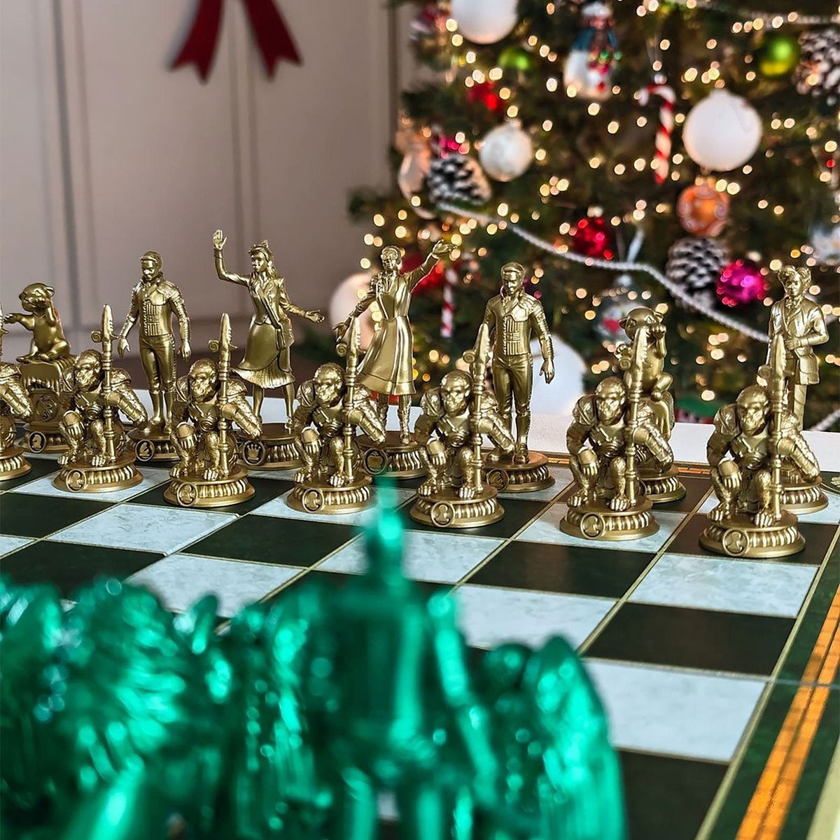 The Noble Collection wicked: for good chess set – schaakspel shiz vs. emerald city chess set