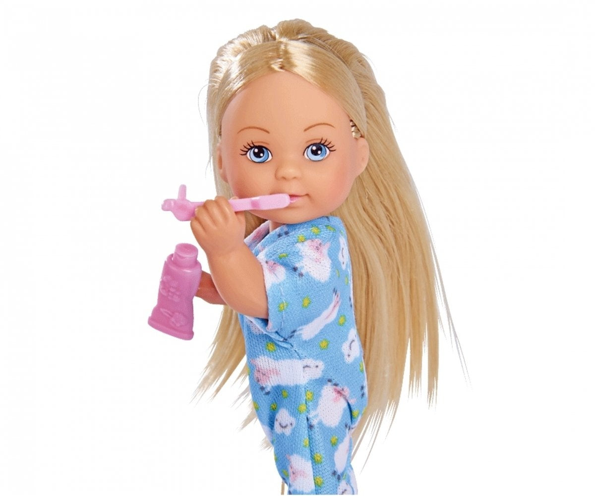 Simba doll evi gaat slapen in pyjama met een schaap