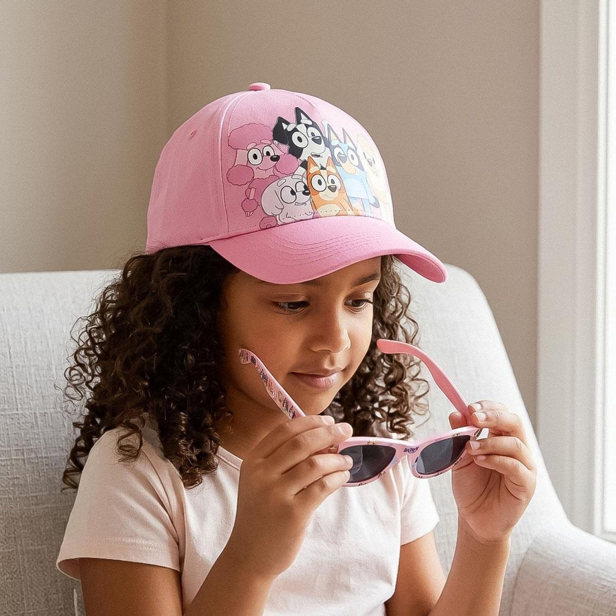 Bluey pet en zonnebril meisjes – uv400 bescherming – roze – officieel gelicenseerd
