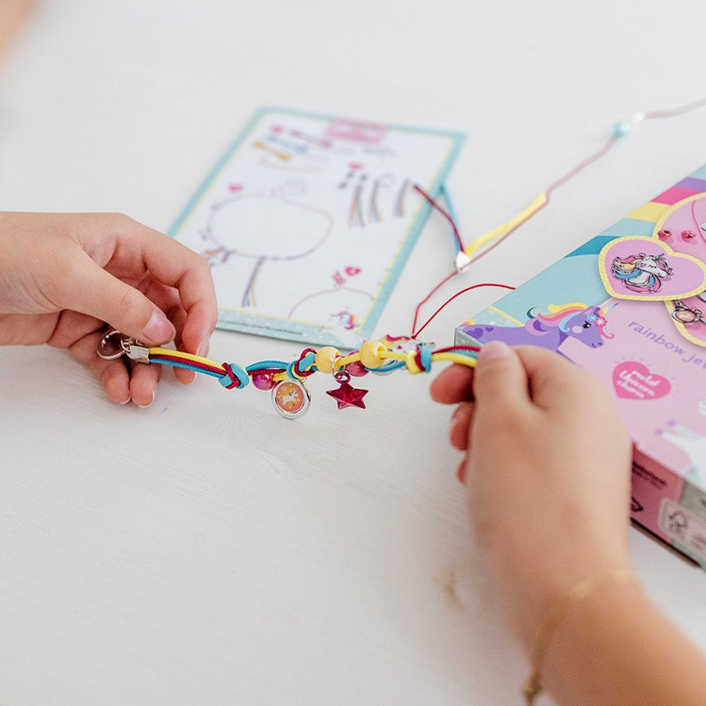 Totum unicorn sieraden maken – 2 armbandjes en 1 ketting – 25-delig – met metalen eenhoornbedel – speelgoed kinderen – knutselen – voor meisjes – vanaf 5 jaar